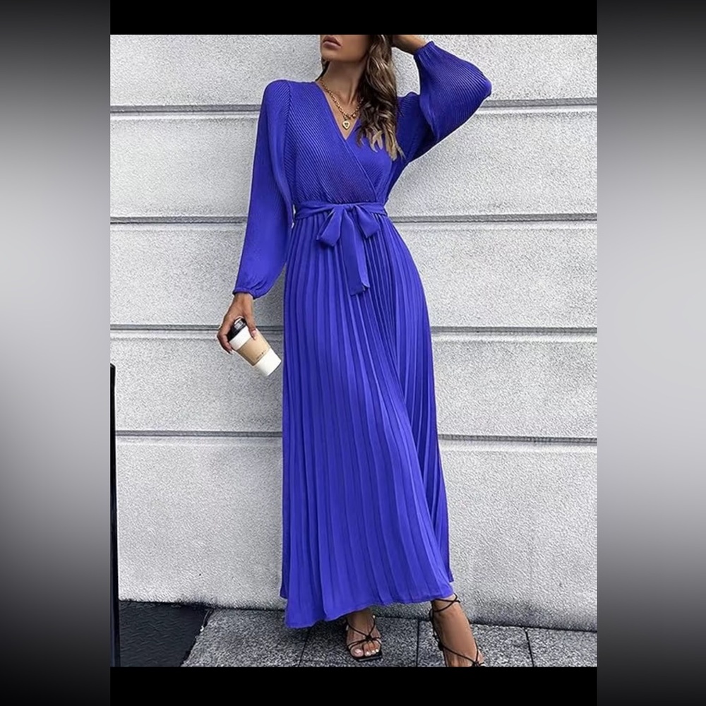 V neck pleated long sleeve maxi dress size M